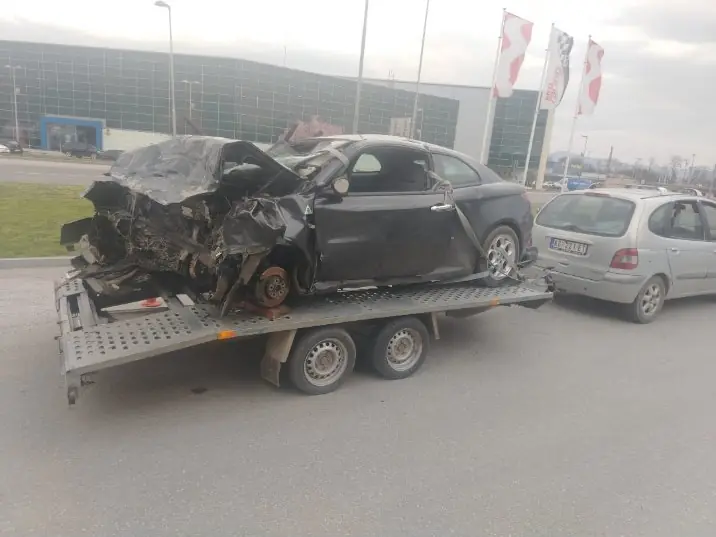 Havarisani automobil na prikolici tokom prevoza