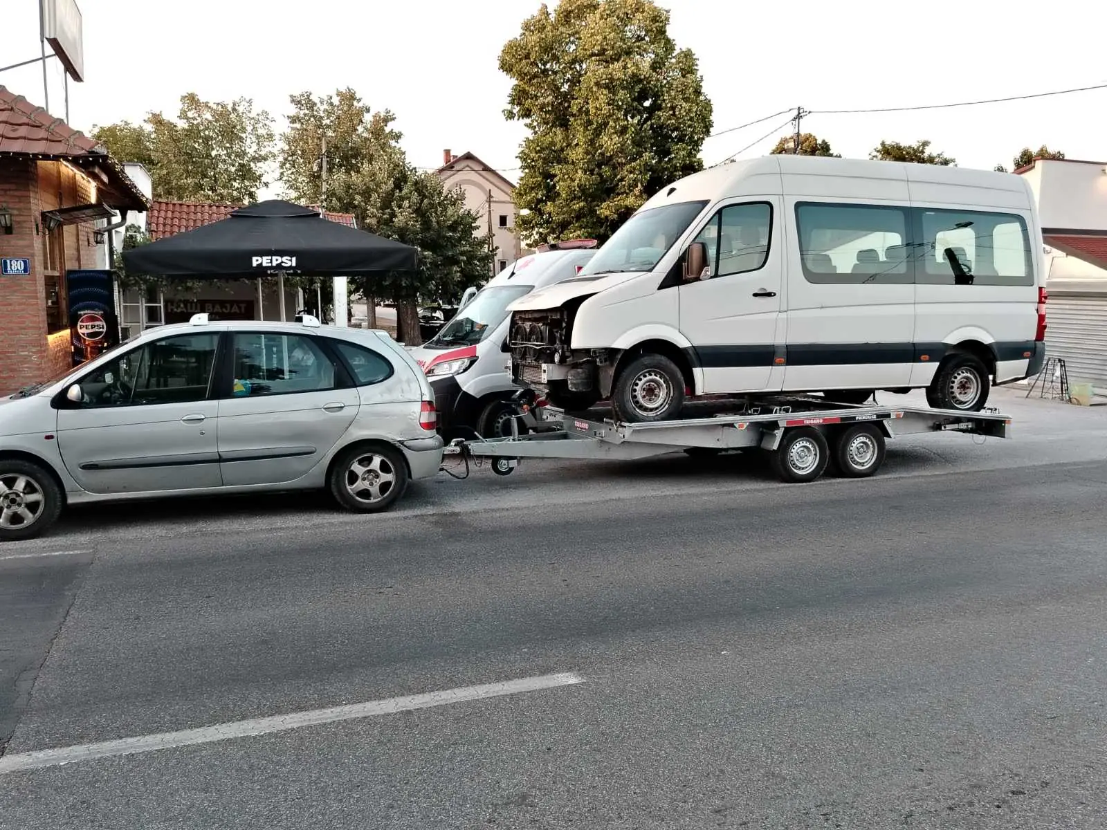 Oštećeni kombi na prikolici tokom prevoza