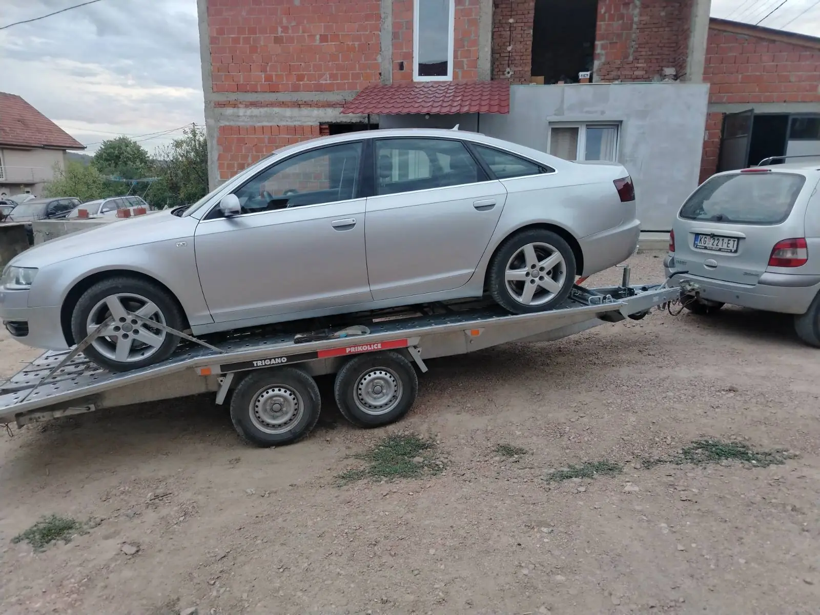 Automobil utovaren na prikolicu za transport