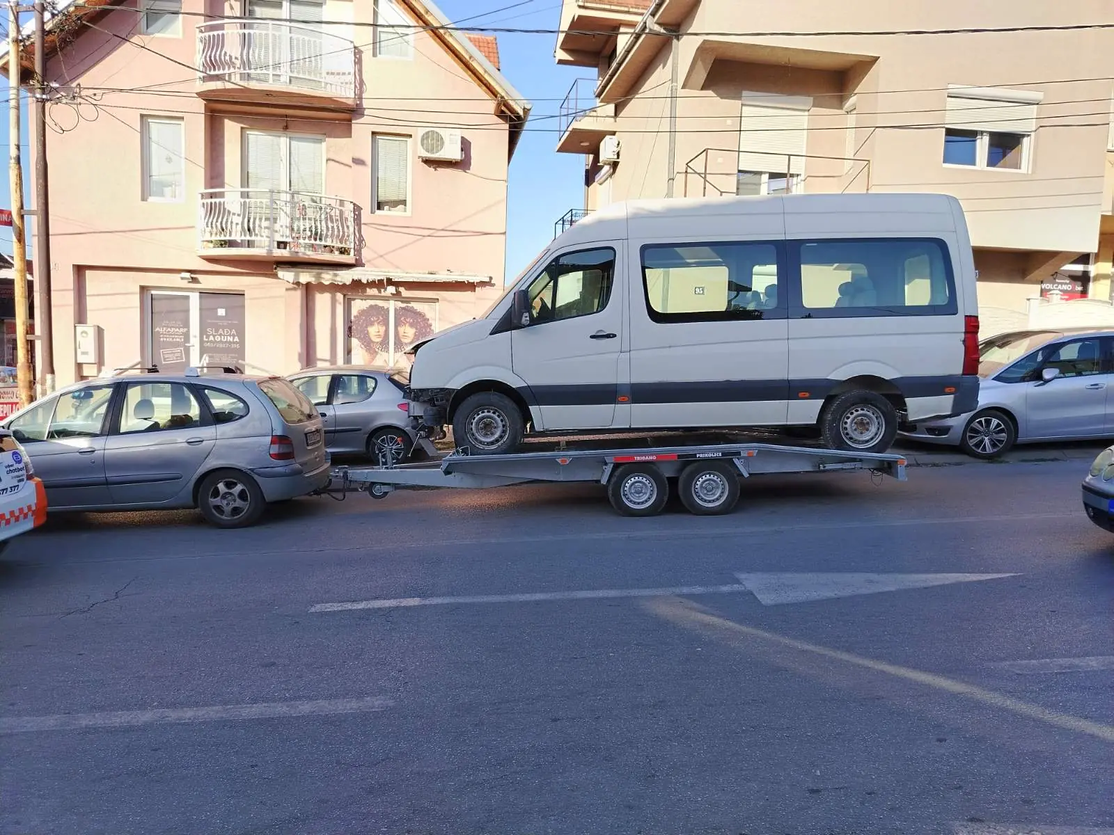 Kombi na prikolici tokom transporta